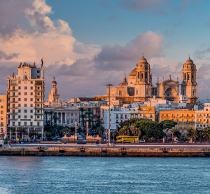 Blick auf die Altstadt und Kathedrale von C&aacute;diz in Spanien am Meer.