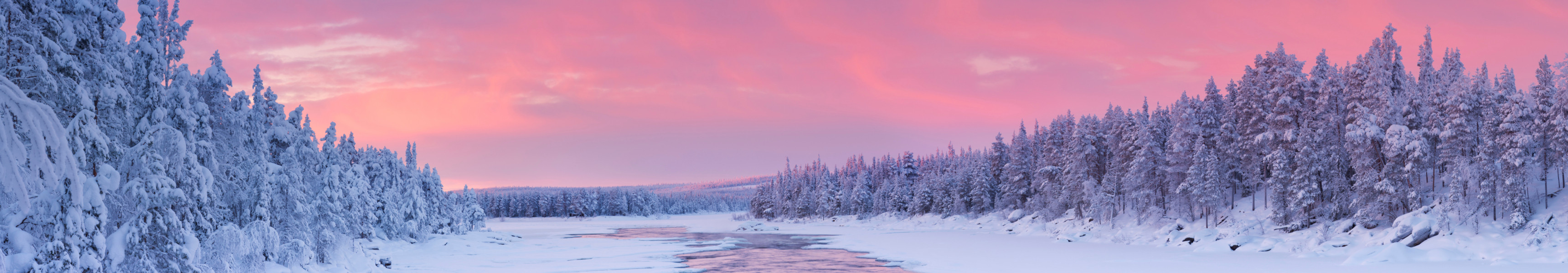 Sonnenaufgang &uuml;ber einem Fluss in einer Winterlandschaft, Finnisch-Lappland