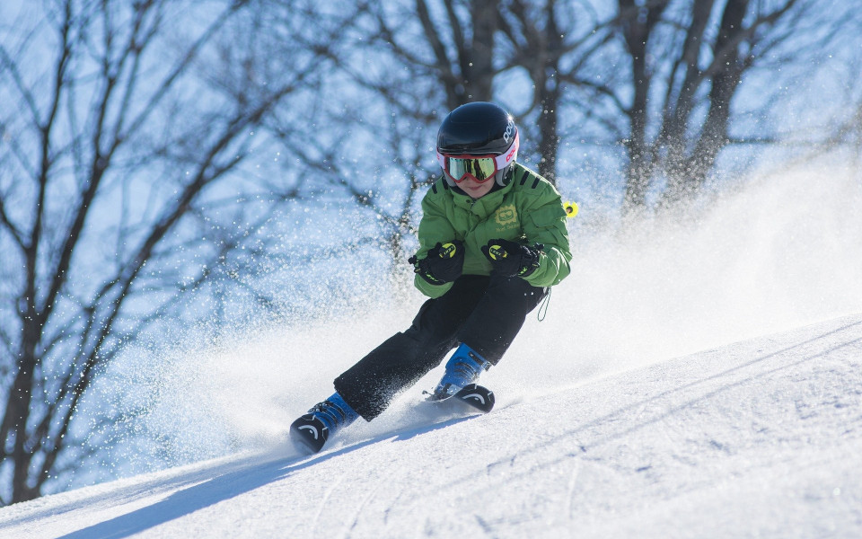 Kind f&auml;hrt Ski im Schnee
