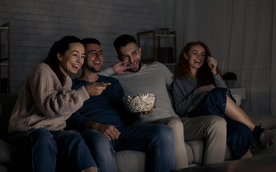 Freunde auf dem Sofa mit Popcorn