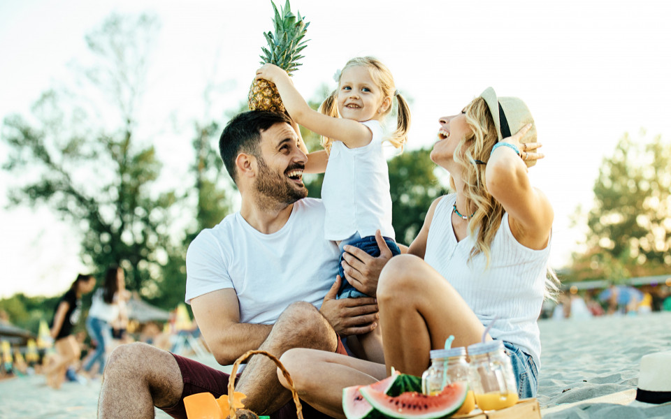 Vater und Mutter mit Kind im Ferienpark