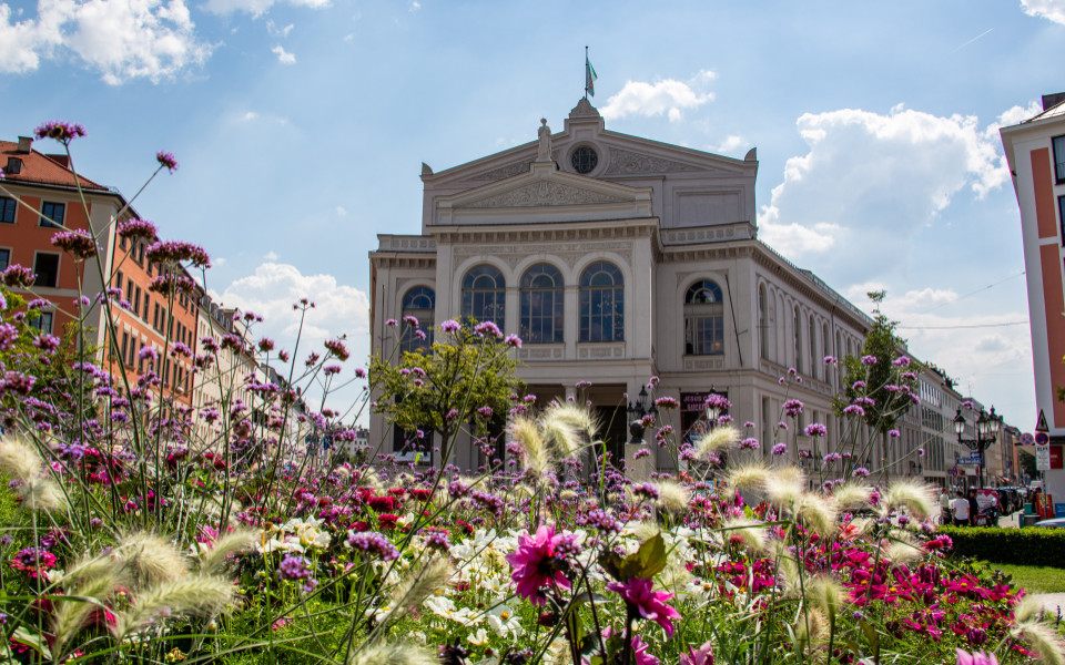 Gärtnerplatz mit Gärtnerplatztheater im Sommer