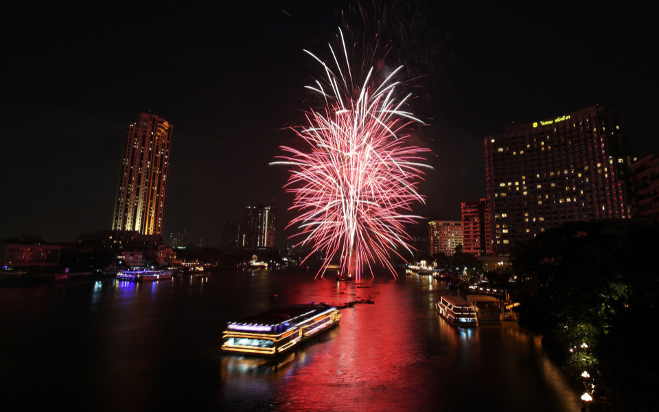 Silvesterfeuerwerk in Bangkok mit einer Flusskreuzfahrt auf dem Chao Phraya zum Jahreswechsel