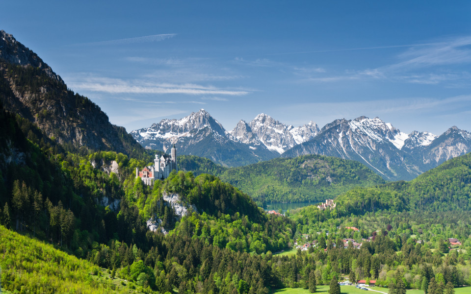 Schl&ouml;sser Neuschwanstein und Hohenschwangau im Allg&auml;u in Bayern bei Sonnenschein mit Bergkulisse