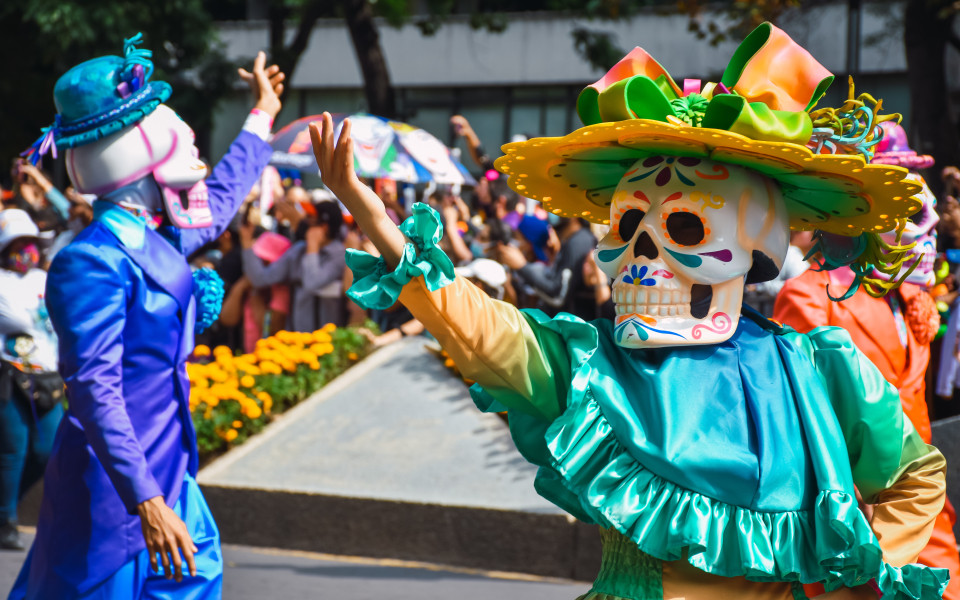 Parade mit bunten Masken zum Tag der Toten in Mexiko-Stadt