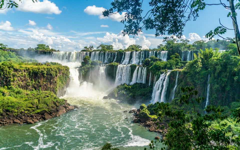 Ein Teil der Iguazu-Wasserf&auml;lle vom argentinischen Nationalpark aus gesehen