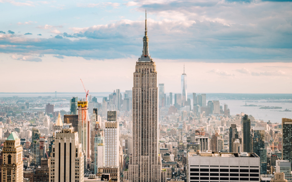Nahaufnahme des Empire State Building und der Skyline von New York an einem wundersch&ouml;nen Tag mit blauem Himmel