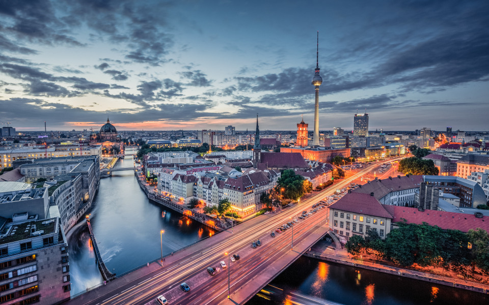 Blick auf das Berliner Stadtzentrum bei Dämmerung mit dem Berliner Fernsehturm und der historischen Architektur entlang des Flusses Spree.