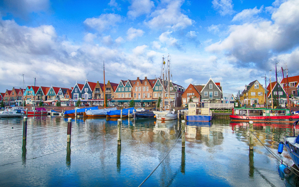 Yachthafen und Uferpromenade von Volendam