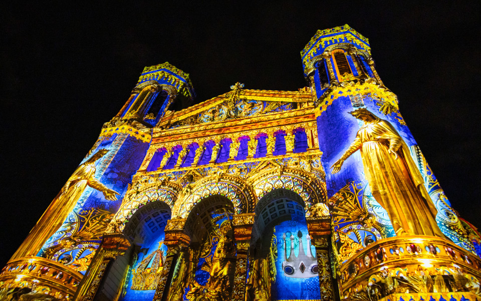 Beleuchtete Basilika Notre-Dame de Fourvi&egrave;re in Lyon w&auml;hrend der F&ecirc;te des Lumi&egrave;res