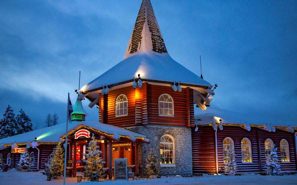 Beleuchtetes Weihnachtsdorf im Santa Claus Village in Rovaniemi, Lappland, Finnland