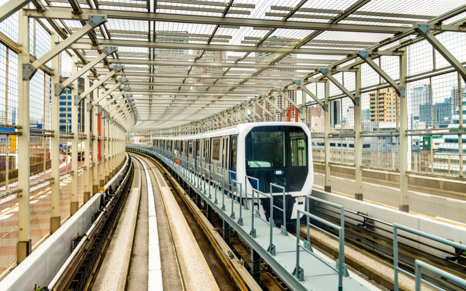Zug der Yurikamome-Linie über die Regenbogenbrücke in Tokio