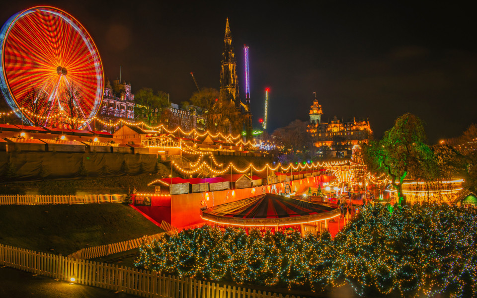 Beleuchteter Weihnachtsmarkt in Edinburgh mit Riesenrad