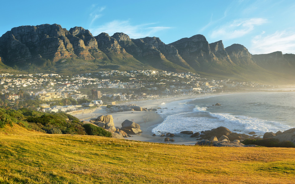 Camps-Bay-Strand in Kapstadt bei Sonnenuntergang, S&uuml;dafrika, mit den &bdquo;Twelve Apostles&ldquo; im Hintergrund.